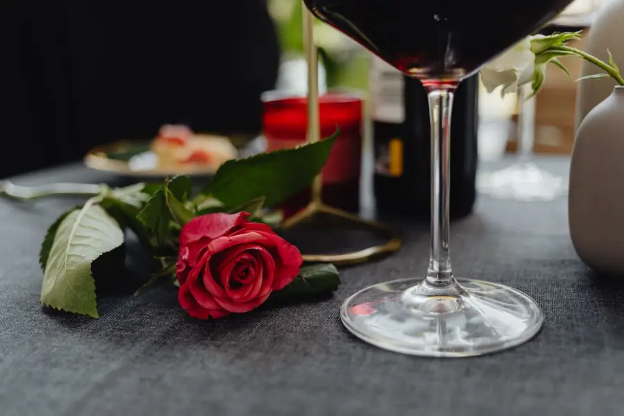 Un sì indimenticabile: i consigli per organizzare una sorpresa d'amore romantica a tavola