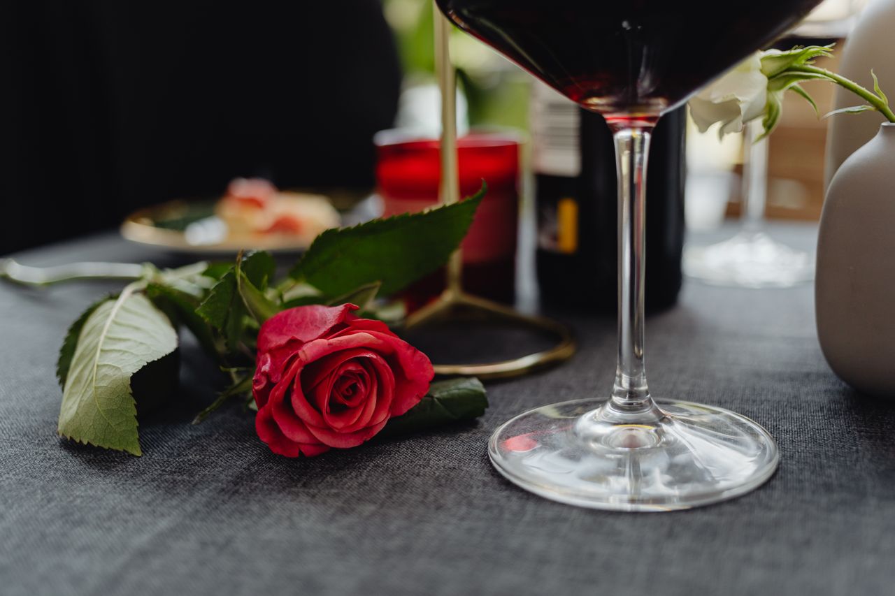 Un sì indimenticabile: i consigli per organizzare una sorpresa d'amore romantica a tavola