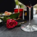 Un sì indimenticabile: i consigli per organizzare una sorpresa d'amore romantica a tavola